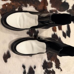 Dr Marten Amelya pull on Chelsea boot.